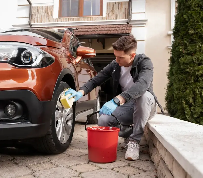 Lavage auto à domicile Saint-Romain-de-Jalionas : professionnel intervenant sur un véhicule